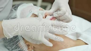 美容美发用刷子敷面膜。 水疗美容师应用面部清洁面膜。