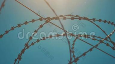 围栏监狱封闭区严格政权剪影铁丝网。 来自难民的<strong>非法</strong>移民围栏。 <strong>非法</strong>违法行为