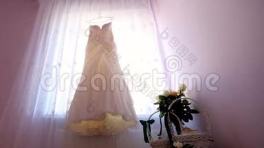 <strong>结婚纪念日</strong>。 新娘`裙子挂在窗户上