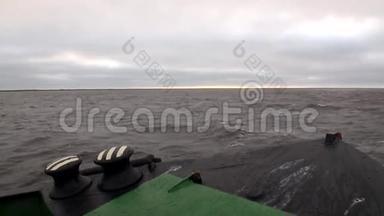 波浪和水面景观从北冰洋船头船在新地球瓦伊加奇。