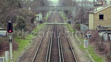 一列火车在伦敦经过平口
