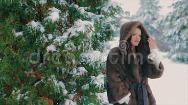 穿着棕色皮毛大衣的布鲁内特女孩刷着冬天散步时的慢动作