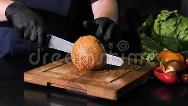 用菜刀在<strong>木板</strong>上用芝麻切面包，在<strong>黑色背景</strong>上隔离