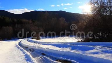 比利牛斯山脉冬天的雪道，在法国的旅行中拍摄到灿烂的阳光