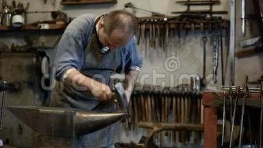男铁匠在铁匠铺里锻造金属