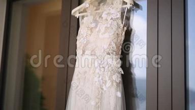 婚礼礼服新娘`礼服挂在窗户上