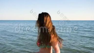 长头发的女孩沿着海岸<strong>奔跑</strong>，苗条的女孩缓慢地<strong>奔跑</strong>