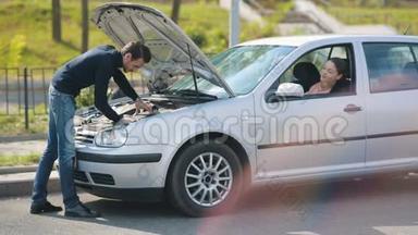 女人帮男人修理破车
