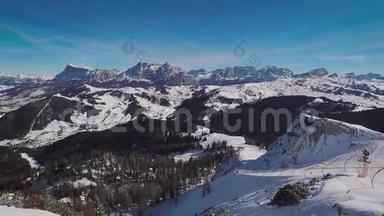 一览积雪覆盖的高山山峰.. 度假区全景，滑雪..