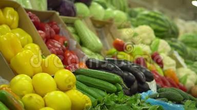 健康<strong>食品店</strong>。 在柜台上，蔬菜躺着。 市场上菜色鲜艳..