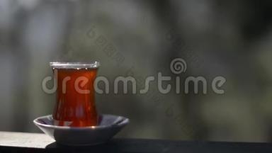 一张格子花纹桌布上的土耳其茶。