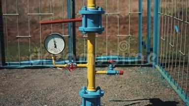 石油和天然气。 原料的加工.. 抽水站用于抽水和储存天然气。 关闭的管道