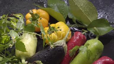 蔬菜、茄子和辣椒在自然光<strong>线下</strong>的水滴中在黑暗的表面