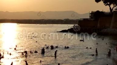 日落时分，一群旅人在海滩上尽情欢乐、跳跃，户外活动成功人士