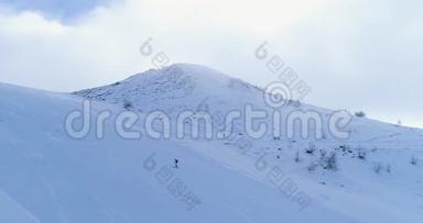 侧航越冬雪山滑雪田径场，登山滑雪者走上登山。 白雪覆盖