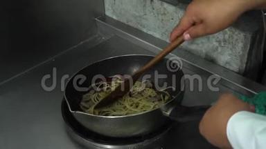慢动作-厨师正在一家餐馆的厨房准备和烹饪意大利面食品