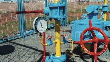 带压力计的燃气管道.. 抽水站用于抽天然气.. 净化、储存和运输