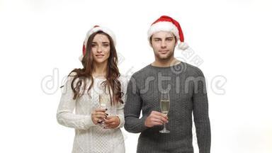 慢动作的年轻夫妇喜欢喝香槟庆祝圣诞节的乐趣，一起感受吸引力。