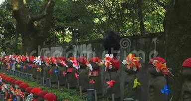 东京白天戴着红帽子和黑乌鸦的雕像<strong>守护者</strong>