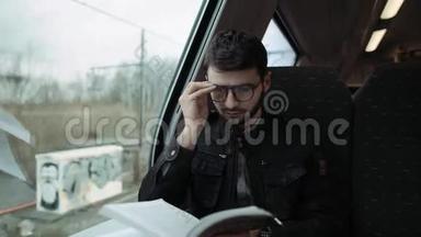 小<strong>男孩</strong>坐火车和<strong>看书</strong>。 戴眼镜的<strong>男孩</strong>。 4K