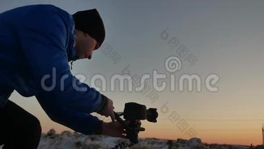日落时摄影师的剪影。 摄影师摄像摄影师拍摄自然生活方式日落视频