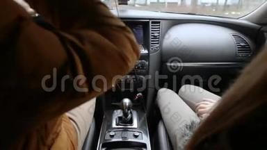 男人和女人<strong>开车</strong>时坐在车里。 男人在喝饮料。 一辆车的黑色仪表板。 <strong>开车</strong>旅行。