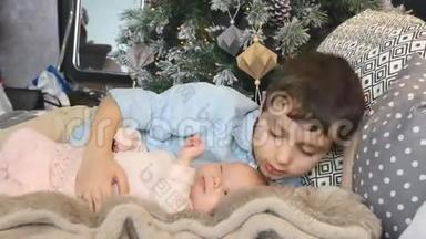 圣诞节，弟弟和妹妹躺在床上