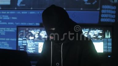 掩码中的危险黑客试图使用代码和数字进入系统以查找安全密码。 这就是