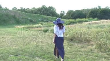 女人在田野里散步。