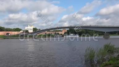 阴天的人行桥和圣索菲亚穹顶的景色.. 俄罗斯