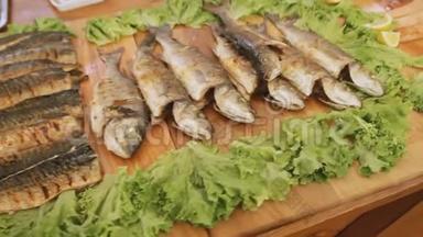 在街头美食节的餐桌上放着沙拉的煮熟的鱼。