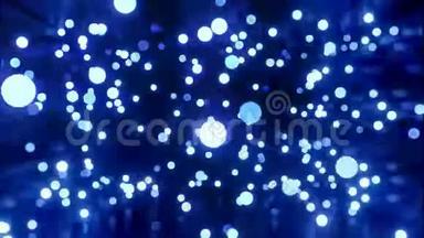 闪闪发光的<strong>蓝球</strong>在闪闪发光的房间里闪闪发光。 暗亮相机中发光球的4k抽象三维背景