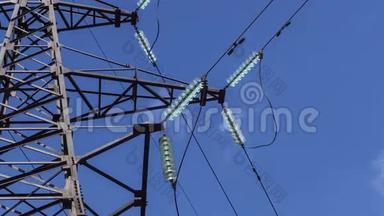 高压电线上的电气绝缘体在支架上特写。发电站。可再生<strong>能源</strong>。<strong>电力</strong>