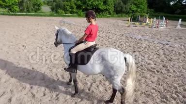 夏天，户外，<strong>骑</strong>童，<strong>骑骑</strong>师<strong>骑</strong>着纯种的美丽的白种马，马，在训练沙场