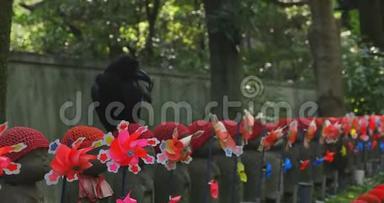东京白天戴着红帽子和黑乌鸦的雕像守护者