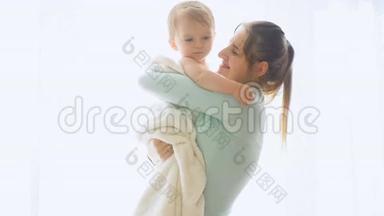 母亲在大窗户上抱着婴儿拥抱婴儿的慢镜头