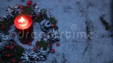 圣诞礼物，<strong>上面</strong>有一条棕色的丝带，<strong>上面有人</strong>工雪和点燃的蜡烛