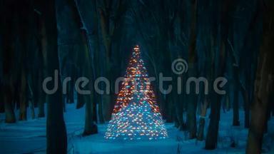 圣诞树由闪亮的蓝色和橙色雪花<strong>出现</strong>，并旋转三维<strong>动画</strong>组成