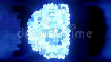 闪闪发光的<strong>蓝球</strong>在闪亮的房间里闪现。 黑暗闪亮相机中发光球的4K抽象三维背景。 时尚
