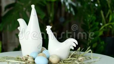 旋转，节日的复活节构图在光<strong>线下</strong>，在稻草上，有两个白色的母鸡和小雕像