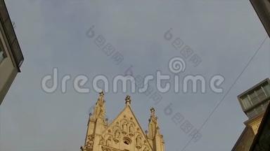 在蓝天背景下的维也纳教堂