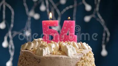 <strong>生日蛋糕</strong>，蓝色背景上有54个<strong>数字</strong>的粉红色燃烧蜡烛。 蜡烛吹灭了。 慢动作和特写镜头