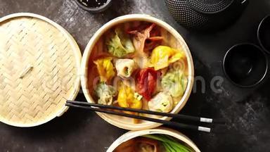 东方传统的中国饺子在木制蒸笼里