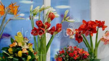 花店，在橱窗里有很多花束来自π型玫瑰，<strong>法拉利</strong>，花