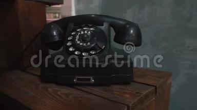 一个旧的黑色拨号电话