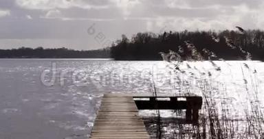 湖中芦苇随风飘动的木栈桥