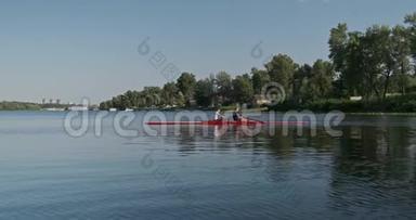 年轻的运动队两个十几岁的男孩带着双艇皮艇在水面上
