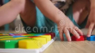 一个可爱的孩子从多种颜色的大细节中收集一张<strong>照片</strong>。 玩<strong>拼图</strong>游戏