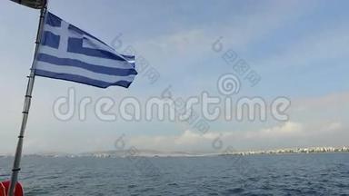 在群山和地中海的背景下，希腊的蓝白旗是