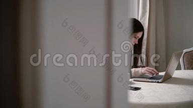 女士使用笔记本电脑，在明亮的餐厅享用早间咖啡。 <strong>滑</strong>块向右，通过<strong>打开</strong>的<strong>门</strong>观看